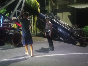 Diduga Rem Blong, Mobil Terbalik di Sukasada Tewaskan 1 Orang