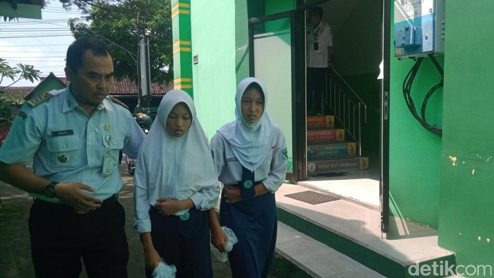 Para murid di Tulung, Klaten, saat memeriksaan diri usai diduga keracunan makan bergizi gratis (MBG), Rabu (29/4/2026).