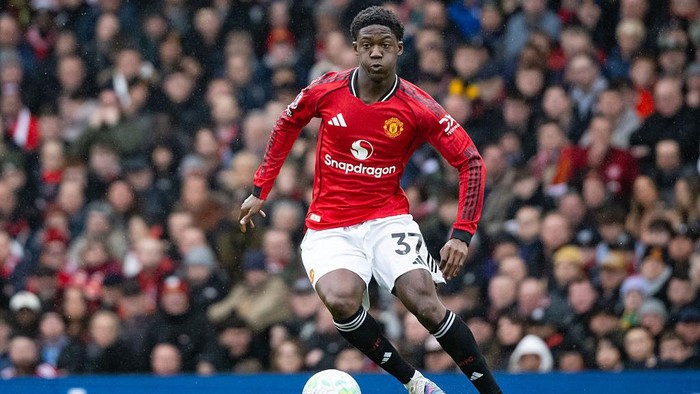 MANCHESTER, ENGLAND - MARCH 15:   Kobbie Mainoo of Manchester United in action during the Premier League match between Manchester United and Aston Villa at Old Trafford on March 15, 2026 in Manchester, United Kingdom. (Photo by Ash Donelon/Manchester United via Getty Images)