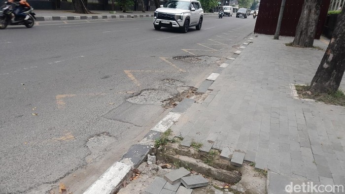 Keluhkan Aspal-Trotoar Rusak di Jalan Pengadilan, Warga: Banyak Ranjau
