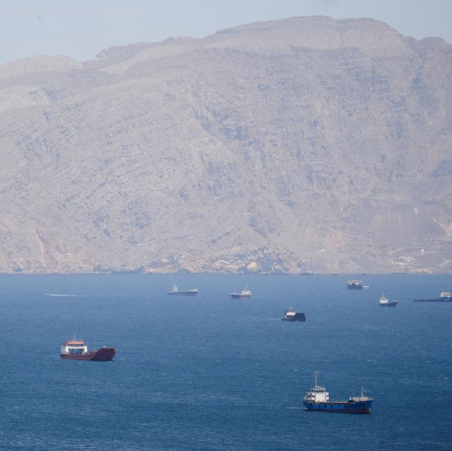 Lalu Lintas Kapal di Selat Hormuz Melambat