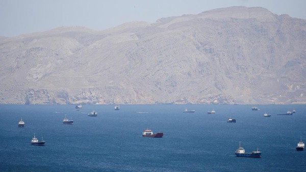 Lalu Lintas Kapal di Selat Hormuz Melambat