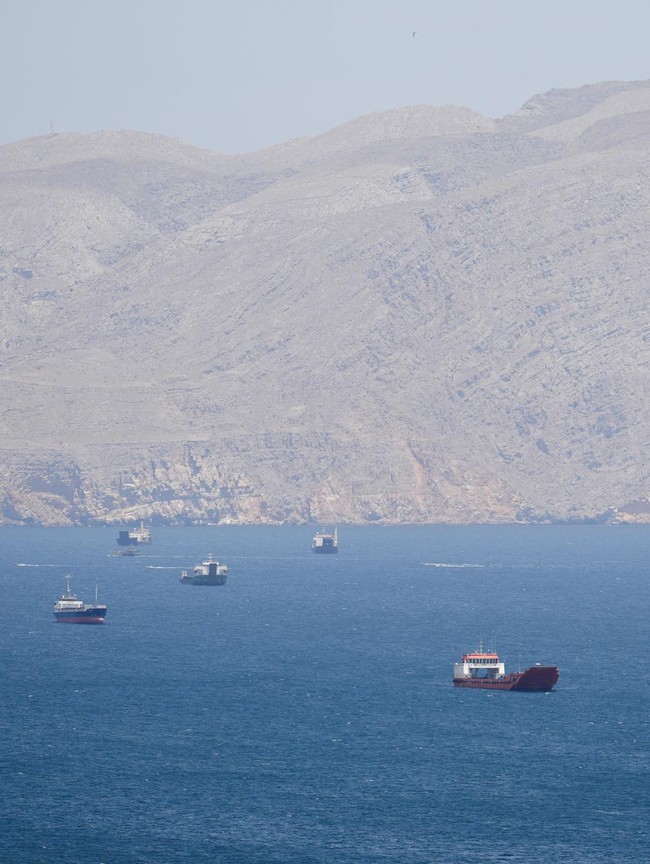 Lalu Lintas Kapal di Selat Hormuz Melambat
