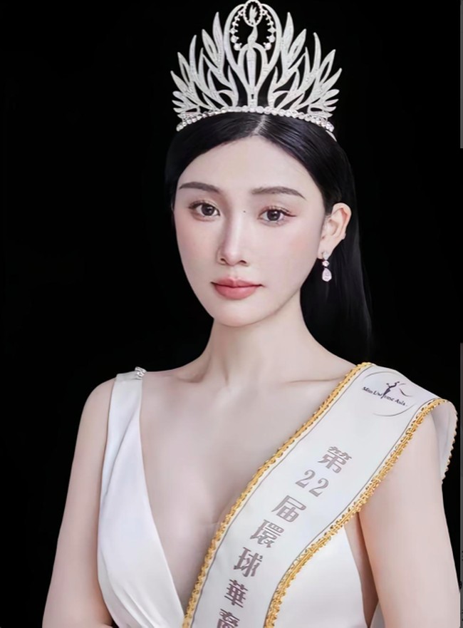 Berbagai postingan yang viral menuduh pengusaha Yang Zi yang merupakan suami dari aktris Huang Shengyi berselingkuh. Sosok WIL-nya, ratu kecantikan Li Xuanzhi, cukup mengejutkan publik.Foto: Weibo