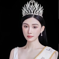 Berbagai postingan yang viral menuduh pengusaha Yang Zi yang merupakan suami dari aktris Huang Shengyi berselingkuh. Sosok WIL-nya, ratu kecantikan Li Xuanzhi, cukup mengejutkan publik.Foto: Weibo