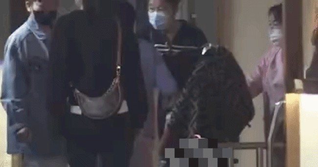 Kabar itu beredar setelah paparazzi memotret sosok yang diduga Yang Zi menemani Miss Chinese Global Champion dan seorang bayi ke pusat perawatan pascapersalinan pada April 2025.  Foto: Weibo