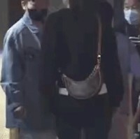 Kabar itu beredar setelah paparazzi memotret sosok yang diduga Yang Zi menemani Miss Chinese Global Champion dan seorang bayi ke pusat perawatan pascapersalinan pada April 2025.  Foto: Weibo