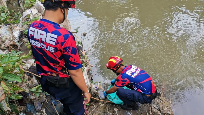 Mayat bayi lelaki ditemukan warga di aliran Kali Anyar, Kampung Sabrang Lor, Kelurahan Mojosongo, Kecamatan Jebres, Kota Solo, sore tadi.