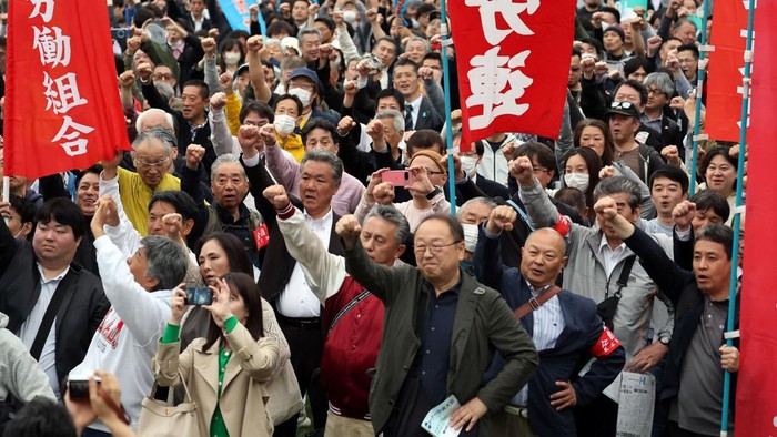Members of the Japanese Trade Union Confederation, known as Rengo, raise anti-war posters during their annual May Day rally to demand higher pay and better working conditions at Yoyogi Park in Tokyo, Japan April 29, 2026. REUTERS/Issei Kato