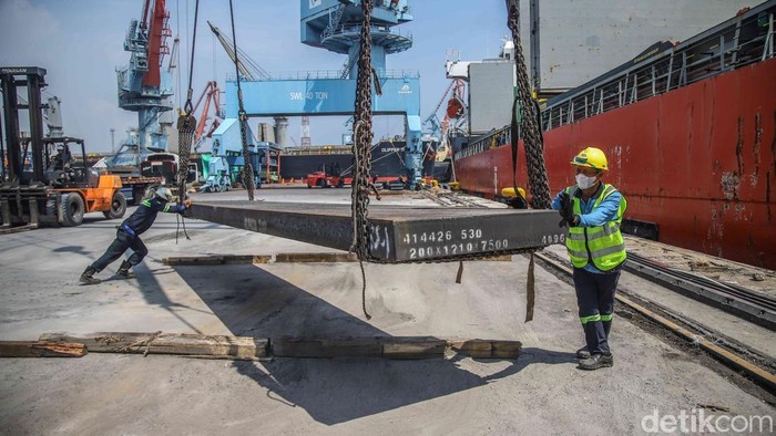 Aktivitas bongkar muat di area Pelabuhan Tanjung Priok Non Peti Kemas, Jakarta Utara, Rabu (29/4/2026), berlangsung dengan ritme yang teratur dan penuh semangat. Sejumlah petugas tampak sigap mengatur arus barang yang datang dan pergi, memastikan setiap proses berjalan lancar tanpa hambatan berarti. Suasana pelabuhan menjadi cerminan denyut nadi perdagangan yang terus bergerak dinamis.