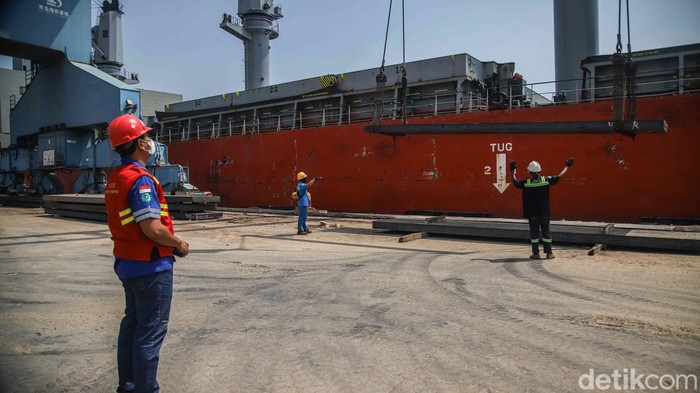 Melihat Bongkar Muat Komoditas Impor di Pelabuhan Tanjung Priok