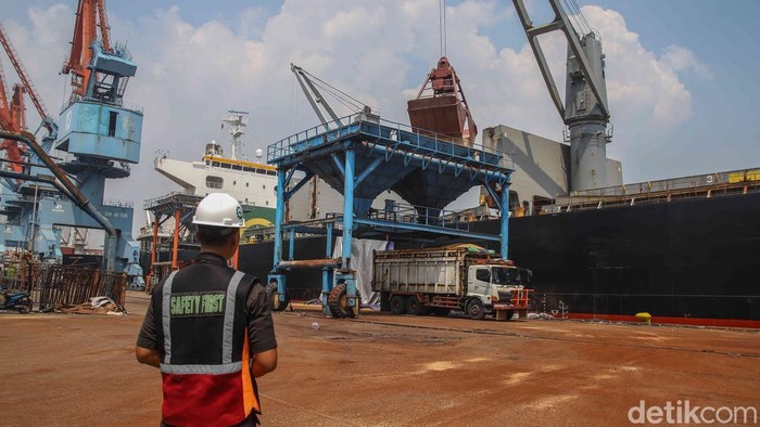 Melihat Bongkar Muat Komoditas Impor di Pelabuhan Tanjung Priok