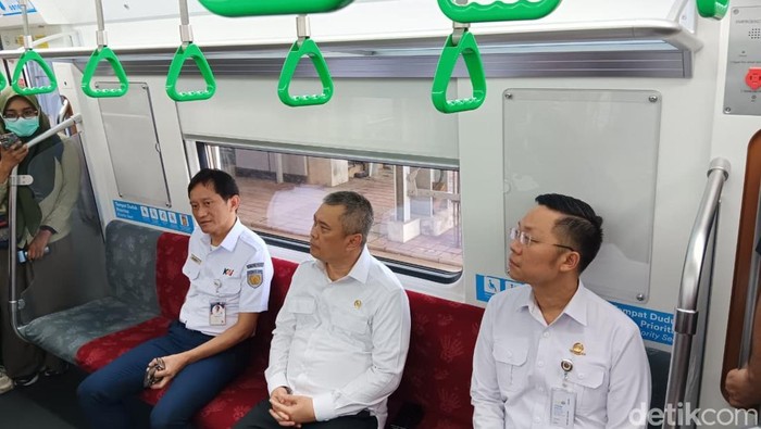 Menhub Jajal KRL di Bekasi