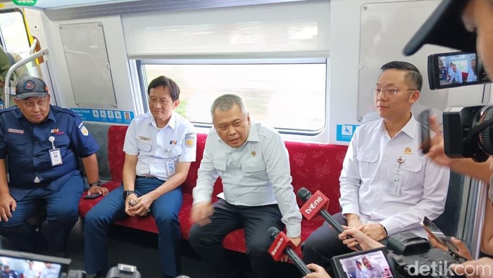 Menhub Jajal KRL di Bekasi