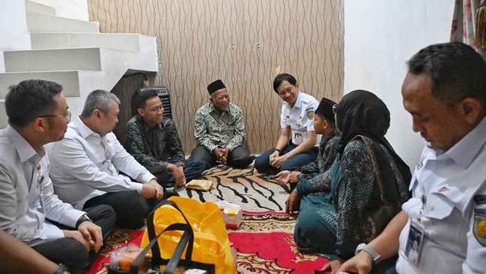 Menteri Perhubungan Dudy Purwagandhi melayat ke rumah duka Nurlaela (37), seorang guru yang menjadi salah satu korban meninggal dalam kecelakaan kereta di Bekasi (dok.istimewa)