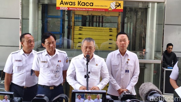 Menteri Perhubungan (Menhub) Dudy Purwagandhi di Stasiun Bekasi Timur. (Fadil/detikcom)