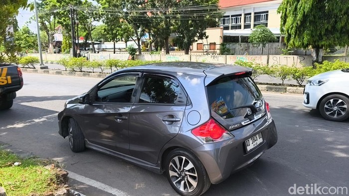 Mobil Honda Brio milik karyawati ATR/BPN Sukoharjo dibobol maling saat parkir depan kantornya, Jalan Sukoharjo-Wonogiri, Kecamatan Bendosari, Kabupaten Sukoharjo, Rabu (29/4/2026).