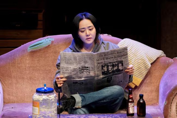 Moon Geun Young memerankan Treat di teater Orphans, digelar di Daehangno TOM 1 Hall, Seoul.