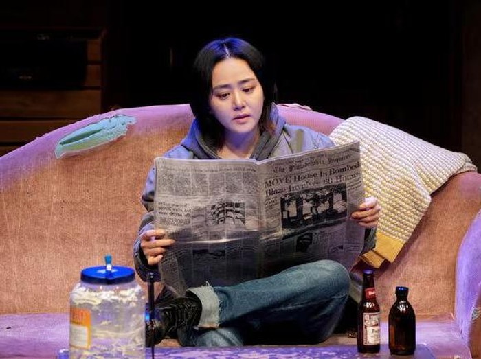 Moon Geun Young memerankan Treat di teater Orphans, digelar di Daehangno TOM 1 Hall, Seoul.