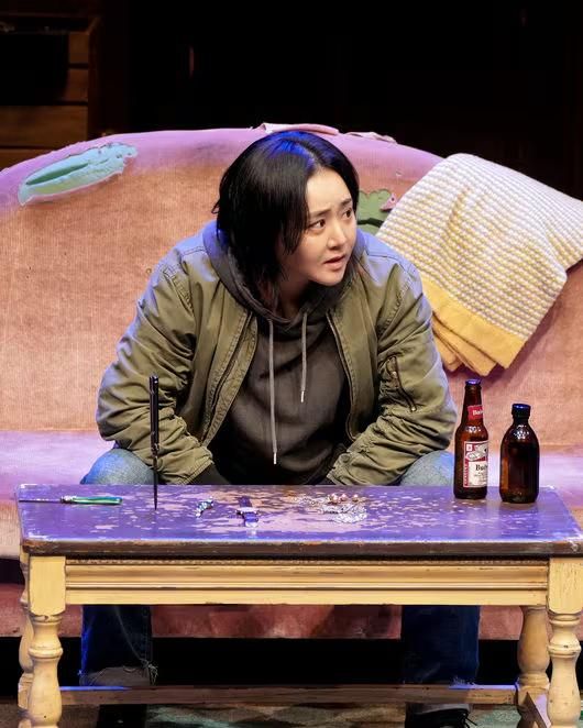 Moon Geun Young memerankan Treat di teater Orphans, digelar di Daehangno TOM 1 Hall, Seoul.