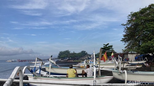 Deretan perahu nelayan yang jumlahnya semakin berkurang di Pantai Kusamba, Desa Kusamba, Dawan, Klungkung, Bali, Rabu (29/4/2026).