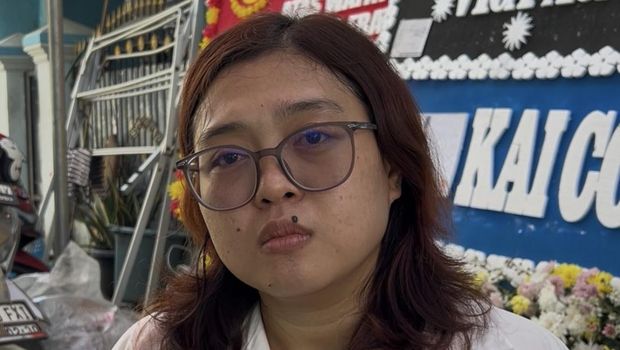 Nina Monica (30) kakak dari Vica Acnia Fratiwi (23) korban kecelakaan kereta api di rumah duka kawasan Telaga Murni, Kabupaten Bekasi, Rabu (29/4/2026).