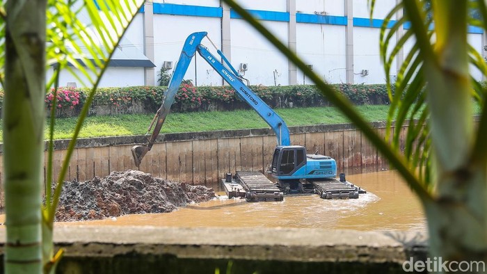 Ilustrasi Proses Normalisasi Sungai Ciliwung di Jakarta (Gilang Faturahman/detikFoto)