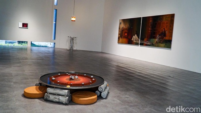 Sebuah pameran seni kontemporer di kawasan Jakarta Selatan menghadirkan eksplorasi mendalam tentang memori, tradisi, dan pengalaman personal melalui beragam karya visual. Pameran bertajuk “She Lit My Mouth Without a Word” karya Natalie Sasi Organ ini digelar di ara contemporary dan berlangsung hingga 9 Mei 2026.