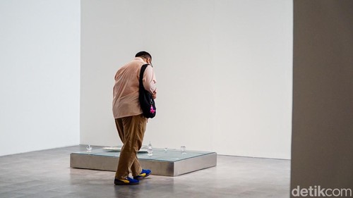 Sebuah pameran seni kontemporer di kawasan Jakarta Selatan menghadirkan eksplorasi mendalam tentang memori, tradisi, dan pengalaman personal melalui beragam karya visual. Pameran bertajuk “She Lit My Mouth Without a Word” karya Natalie Sasi Organ ini digelar di ara contemporary dan berlangsung hingga 9 Mei 2026.