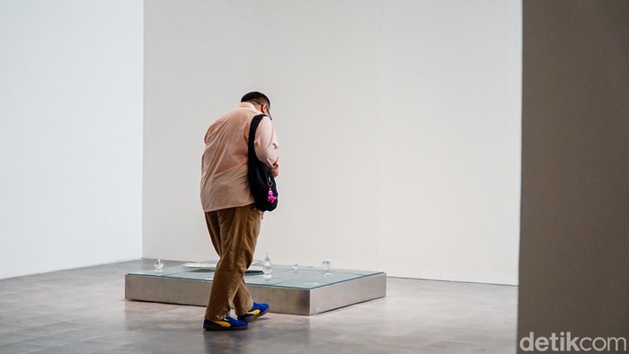 Sebuah pameran seni kontemporer di kawasan Jakarta Selatan menghadirkan eksplorasi mendalam tentang memori, tradisi, dan pengalaman personal melalui beragam karya visual. Pameran bertajuk “She Lit My Mouth Without a Word” karya Natalie Sasi Organ ini digelar di ara contemporary dan berlangsung hingga 9 Mei 2026.