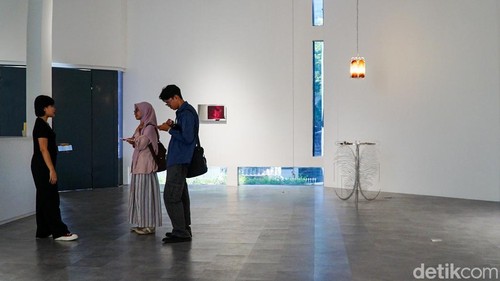 Sebuah pameran seni kontemporer di kawasan Jakarta Selatan menghadirkan eksplorasi mendalam tentang memori, tradisi, dan pengalaman personal melalui beragam karya visual. Pameran bertajuk “She Lit My Mouth Without a Word” karya Natalie Sasi Organ ini digelar di ara contemporary dan berlangsung hingga 9 Mei 2026.