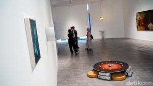 Sejumlah pengunjung mengamati karya dalam pameran “She lit my mouth without a word” oleh Natalie Sasi Organ di ara contemporary, Jakarta, Rabu (29/4/2026). Pameran ini berlangsung hingga 9 Mei 2026.