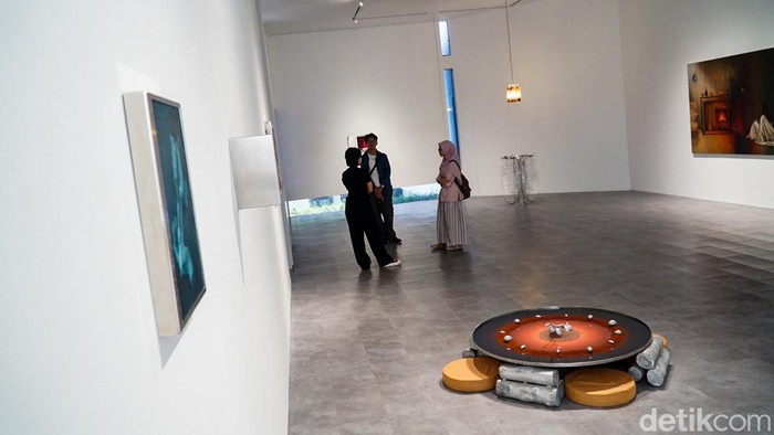 Sebuah pameran seni kontemporer di kawasan Jakarta Selatan menghadirkan eksplorasi mendalam tentang memori, tradisi, dan pengalaman personal melalui beragam karya visual. Pameran bertajuk “She Lit My Mouth Without a Word” karya Natalie Sasi Organ ini digelar di ara contemporary dan berlangsung hingga 9 Mei 2026.