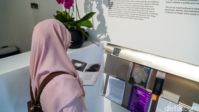 Sebuah pameran seni kontemporer di kawasan Jakarta Selatan menghadirkan eksplorasi mendalam tentang memori, tradisi, dan pengalaman personal melalui beragam karya visual. Pameran bertajuk “She Lit My Mouth Without a Word” karya Natalie Sasi Organ ini digelar di ara contemporary dan berlangsung hingga 9 Mei 2026.