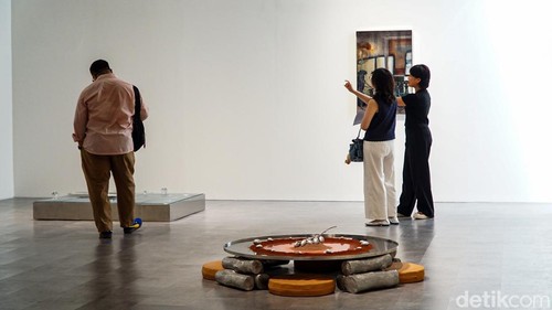 Sebuah pameran seni kontemporer di kawasan Jakarta Selatan menghadirkan eksplorasi mendalam tentang memori, tradisi, dan pengalaman personal melalui beragam karya visual. Pameran bertajuk “She Lit My Mouth Without a Word” karya Natalie Sasi Organ ini digelar di ara contemporary dan berlangsung hingga 9 Mei 2026.