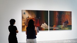 Suasana ruang pamer yang intim dan tenang memberikan pengalaman tersendiri bagi pengunjung. Pameran ini tidak hanya menjadi ruang apresiasi seni, tetapi juga mengajak audiens untuk merenungkan hubungan antara ingatan, identitas, dan tradisi dalam kehidupan sehari-hari.