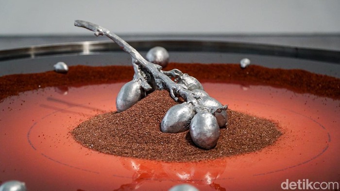 Sebuah pameran seni kontemporer di kawasan Jakarta Selatan menghadirkan eksplorasi mendalam tentang memori, tradisi, dan pengalaman personal melalui beragam karya visual. Pameran bertajuk “She Lit My Mouth Without a Word” karya Natalie Sasi Organ ini digelar di ara contemporary dan berlangsung hingga 9 Mei 2026.