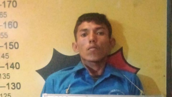 Pelaku Budi Sulaiman saat diamankan petugas kepolisian. (dok. Polsek Medan Labuhan)