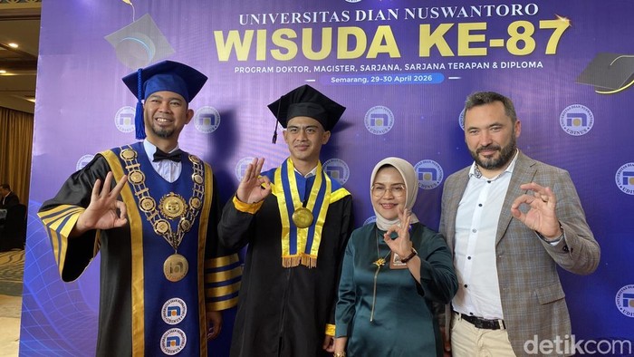 Pemain Timnas, Pratama Arhan, usai wisuda ke-87 Udinus di Hotel Patra, Kecamatan Gajahmungkur, Kota Semarang, Rabu (29/4/2026).