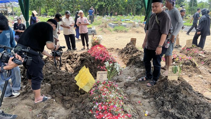 Jenazah korban kecelakaan kereta di Bekasi Timur, karyawati KompasTV, Nur Ainia Eka Rahmadhynna (Ain) dan Arinjani Novita Sari, dimakamkan di TPU Mangun Jaya, Kabupaten Bekasi, Rabu (29/4/2026).
