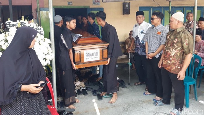 Pemakaman salah seorang korban kecelakaan kereta di Desa Kopen, Teras, Boyolali, Rabu (29/6/2026).