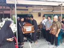 Tangis Iringi Pemakaman Faridah, Pegawai RSCM Korban Kecelakaan Kereta Bekasi