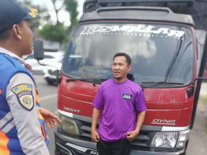 Penampakan truk yang menerobos portal pembatas jalan di Kedungpane, Mijen, Kota Semarang, Rabu (29/4/2026).