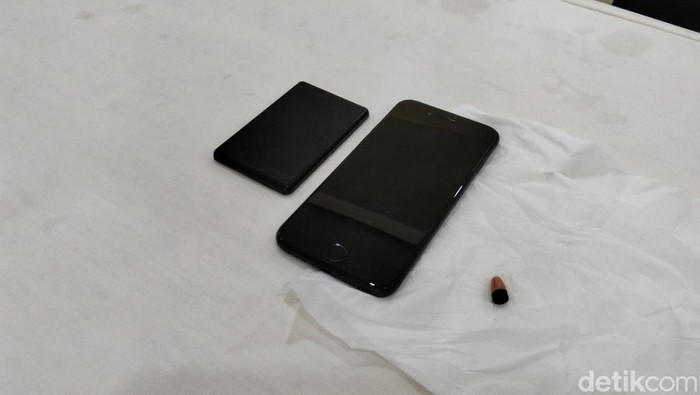 Penampakan alat bantu dengar dan handphone yang dibawa peserta UTBK di Untidar, Rabu (29/4/2026).