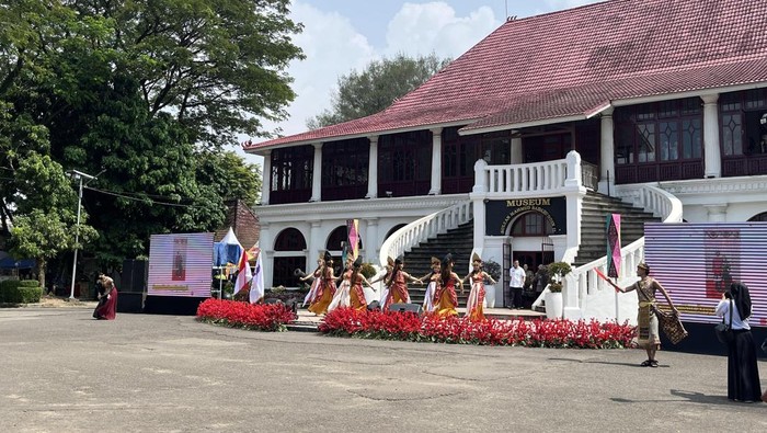 Penampilan tari pembukaan peringatan Hari Tari Sedunia 2026 di halaman Museum Sultan Mahmud Badaruddin II