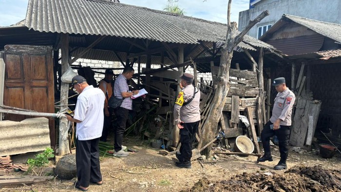 Polisi melakukan olah TKP pencurian hewan ternak di Tuban