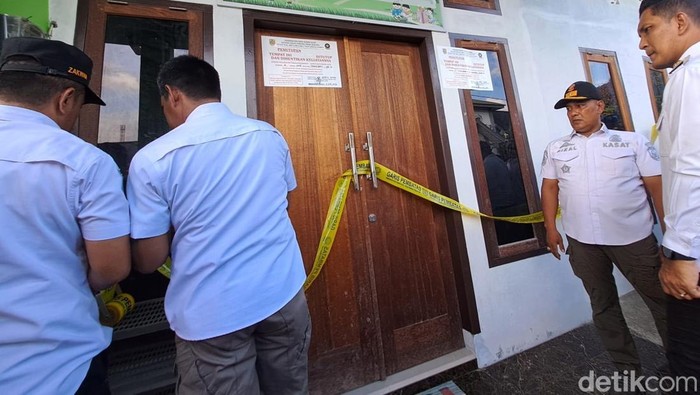 Penyegelan baby care yang aniaya bayi di Banda Aceh. (Agus Setyadi/detikSumut)