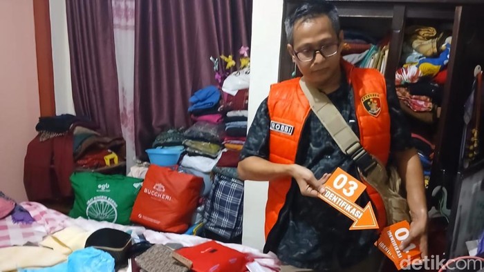 Polisi melakukan olah TKP perampokan ke IRT di Pekanbaru