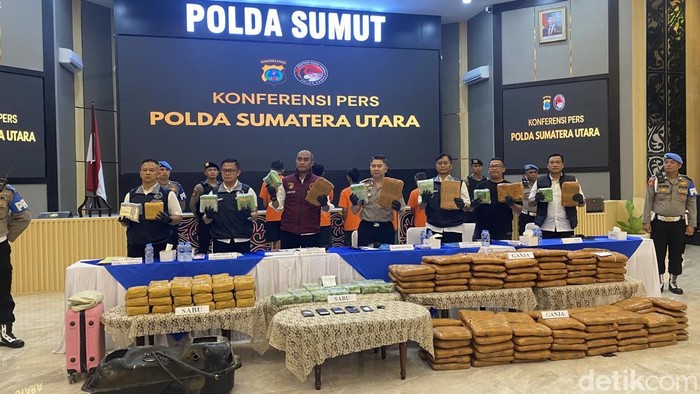 Konferensi pers kasus narkoba di Polda Sumut