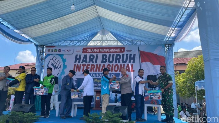 Peringatan Hari Buruh di depan Polresta Banjarmasin, Kalimantan Selatan.